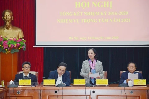 Выступает на встрече заведующий Отделом ЦК КПВ по работе с народными массами Чыонг Тхи Май. (Фото: ВИА)
