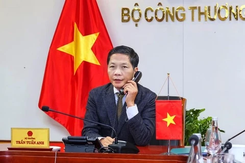 7 января министр промышленности и торговли Чан Туан Ань провел телефонные переговоры с торговым представителем США Робертом Лайтхизером по двусторонним торгово-экономическим вопросам (Фото: ВИА)