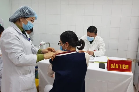 Самая высокая доза вакцины Nanocovax в 75 мкг была введена трем добровольцам в Ханое 12 января (Фото: Минздрав).
