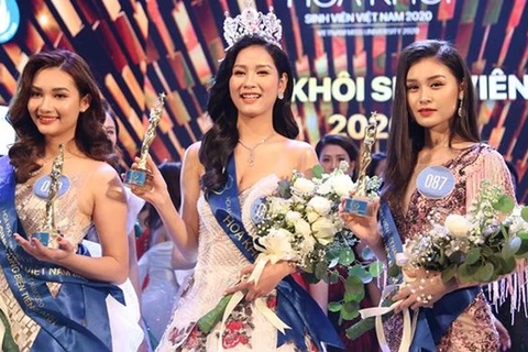 Ле Тхи Тыонг Ви, победительница конкурса Мисс Университета Вьетнама-2020, и два серебряных призера (Фото: thanhnien.vn)