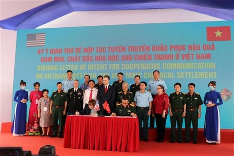 Представители Офиса Руководящего комитета 701 и USAID во Вьетнаме подписали соглашения о сотрудничестве по обмену информацией об усилиях всех сторон по обеззараживанию диоксинами (Фото: ВИА)
