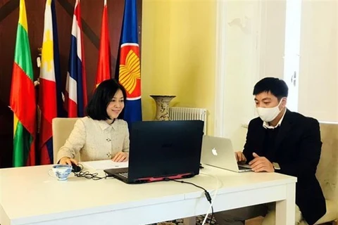 Посол Вьетнама в Италии Нгуен Тхи Бить Хюэ на онлайн-встрече по передаче председательства в ACR (Фото: ВИА)
