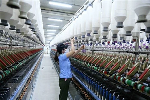 В швейной компании в провинции Хатинь (Фото: ВИА)