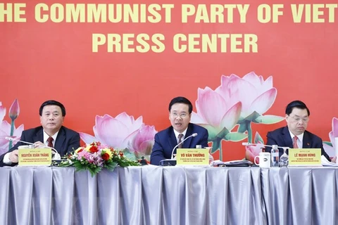 Заведующий Отделом ЦК КПВ по пропаганде и политическому воспитанию Во Ван Тхыонг (в центре) проводит пресс-конференцию (Фото: ВИА) 