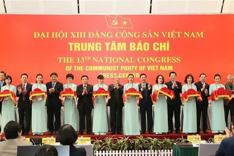 Делегаты перерезали ленточку на открытии пресс-центра, обслуживающего XIII всевьетнамский съезд КПВ (Фото: ВИА)
