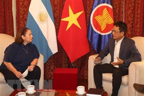 Посол Вьетнама в Аргентине Зыонг Куок Тхань (справа) и председатель ICAV Полди Соса Шмидт (Фото: ВИА)