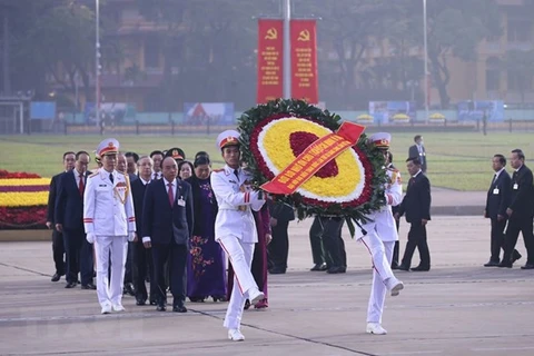Делегаты XIII всевьетнамского съезда КПВ отдают дань уважения президенту Хо Ши Мину перед подготовительной сессией съезда. (Фото: ВИА)
