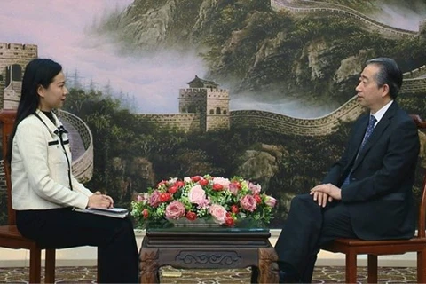Посол Китая Сюн Бо (справа) дает интервью Вьетнамскому информационному агентству (Фото: ВИА)