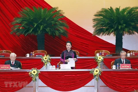 Член Политбюро, председатель Национального собрания Нгуен Тхи Ким Нган представила список членов Президиума, Секретариата и Комисии по проверке статуса делегатов на одобрение съездом. (Фото: ВИА)