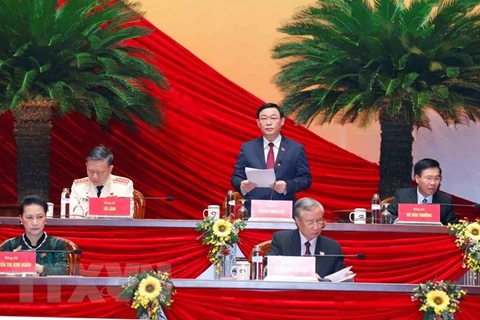 Член Политбюро, секретарь партийного комитета Ханоя Выонг Динь Хюэ (стоит) председательствует на дискуссиях в рамках XIII всевьетнамского съезда КПВ 28 января утром. (Фото: ВИА)