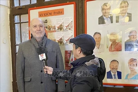 Лео Лузар, президент группы парламентариев дружбы Чехия-Вьетнам дает интервью Вьетнамскому информационному агентству (Фото: ВИА)