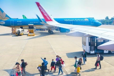 Прилетевшие пассажиры выходят из самолета (Фото: ВИА)
