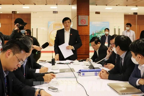 Министр здравоохранения Нгуен Тхань Лонг руководит реализацией противоэпидемических мер COVID-19 в Хайзыонг, Куангнинь. (Фото: ВИА)