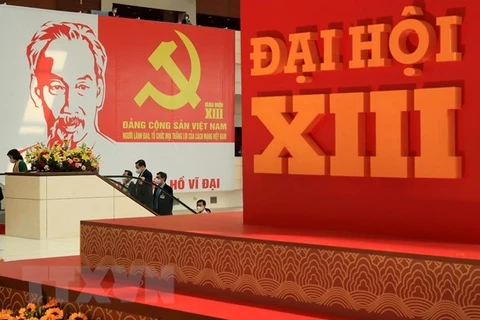 Изображение партийного значка и президента Хо Ши Мина на XIII Национальном съезде КПВ. (Фото: ВИА)