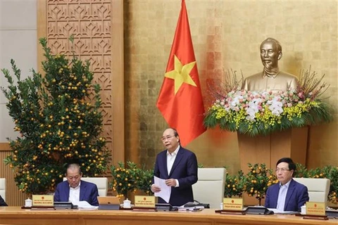Премьер-министр Нгуен Суан Фук (в центре) выступает на заседании правительства 2 февраля (Фото: ВИА)
