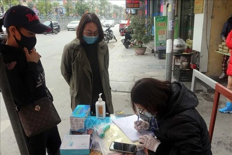 Жители заполняют медицинские декларации в городе Халонг, провинция Куангнинь (Фото: ВИА)