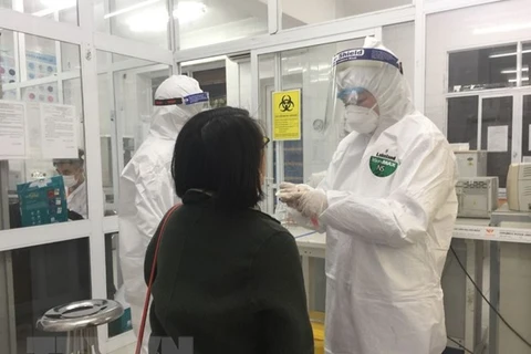Работник Центра по контролю и профилактике заболеваний провинция Хайзыонг берет образцы для тестирования на коронавирус. (Фото: ВИА)