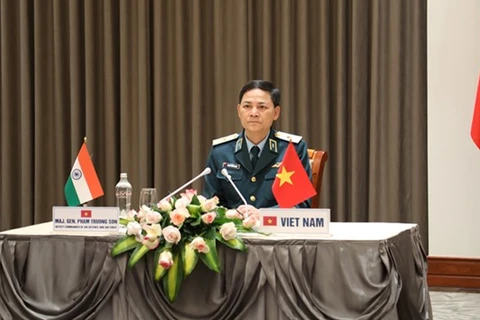 Генерал-майор Фам Чыонг Шон, заместитель командующего силами ПВО-ВВС Вьетнама, присутствует на онлайн-конклаве начальников штабов авиации (Фото: mod.gov.vn)
