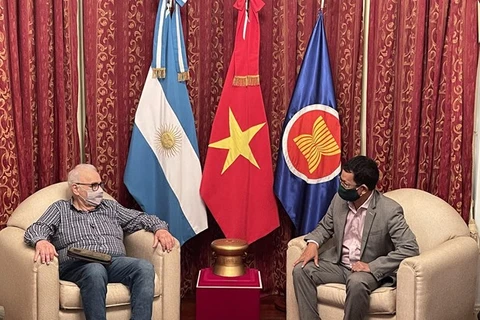 Посол Вьетнама Зыонг Куок Тхань (справа) встречается с Генеральным секретарем Коммунистической партии Аргентины Виктором Городеки Котом 3 февраля (Фото: ВИА)
