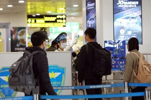 Пассажиры в международном аэропорту Нойбай (Фото: ВИА)