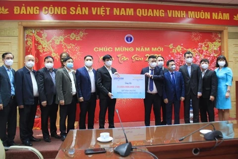 Министр здравоохранения Нгуен Тхань Лонг (пятый слева) получает пожертвования от благотворителей (Фото: nhandan.com.vn)