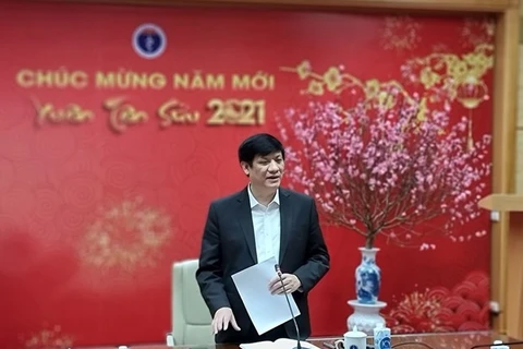 Министр здравоохранения Нгуен Тхань Лонг высткпает на онлайн-брифинге. (Фото: Корр./Vietnam+)