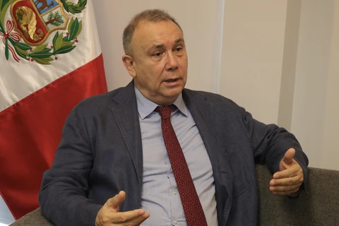 Посол Перу во Вьетнаме Аугусто Морелли во время интервью для ВИА. (Фото: ВИА)