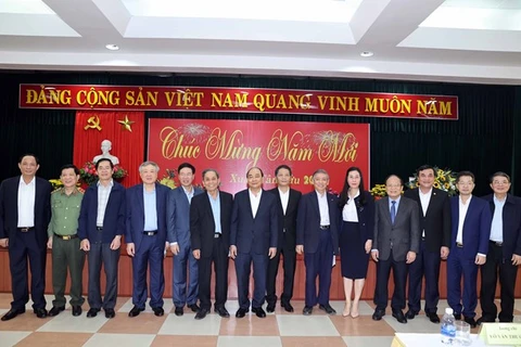 Премьер-министр Нгуен Суан Фук и бывшие руководители Партии и государства, а также представители центрального региона на встрече (Фото: ВИА)