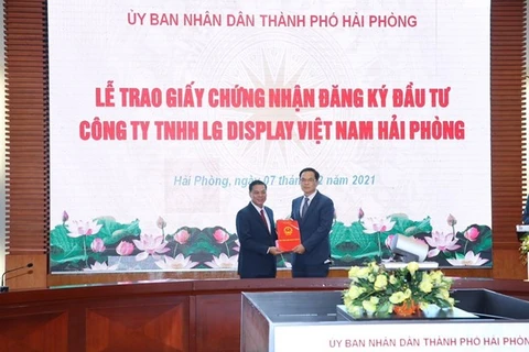 На церемонии вручения инвестиционного сертификата компании LG Display Vietnam Hai Phong (Фото: ВИА)