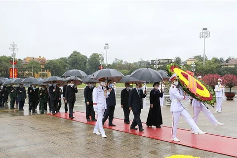 Руководители Партии и государства почтили память президента Хо Ши Мина в его мавзолее в Ханое (Фото: ВИА)