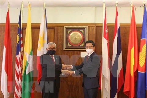 Посол Вьетнама в ЮАР Хоанг Ван Лой (справа) передал пост сменного председателя комитета АСЕАН в Претории послу Индонезии Салману Аль Фариси (Фото: ВИА)
