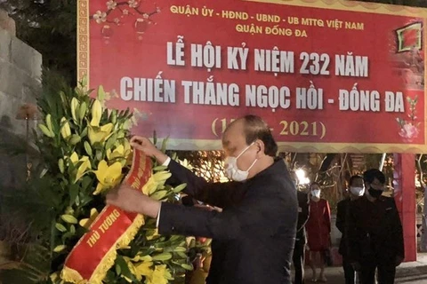 Премьер-министр Нгуен Суан Фук отдает дань уважения королю Куанг Чунгу в храме, посвященном королю на кургане Донгда в Ханое (Фото: ВИА)