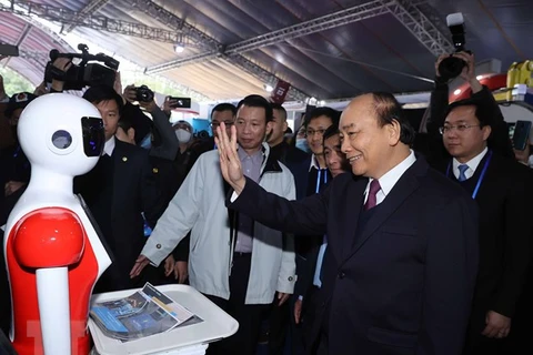 Премьер-министр Нгуен Суан Фук посещает Вьетнамскую выставку инноваций 2021 г. (Фото: ВИА)