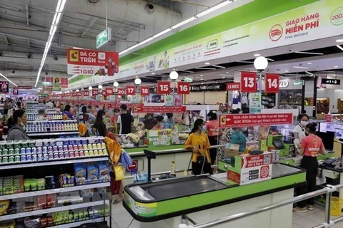 Многие потребители выбирают онлайн-магазины, магазины повседневного спроса, торговые центры и супермаркеты, а не традиционные рынки. (Фото: ВИА)