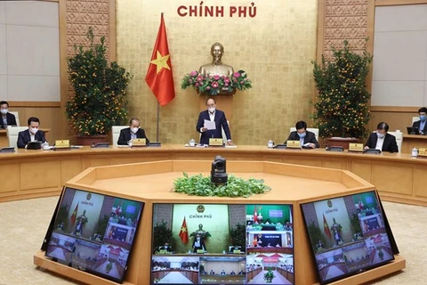 Премьер-министр Нгуен Суан Фук (в центре) выступает на заседании 18 февраля (Фото: ВИA)
