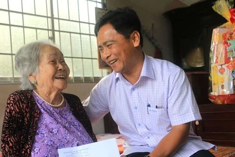 Директор Департамента труда, инвалидов и социальных дел провинции Виньлонг Во Ван Там посетил и передал подарок матери-герою Нгуен Ким Хао в уезде Тамбинь. (Фото: ВИА)
