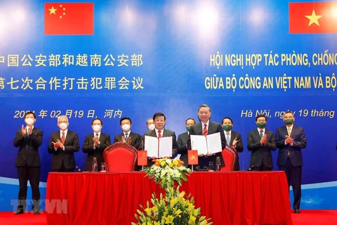 Министр общественной безопасности Вьетнама То Лам и его китайский коллега Чжао Кэчжи подписывают меморандумы конференции. (Фото: ВИА)