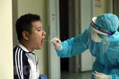 Прибывший из зоны эпидемии дает образец на тестирование. (Фото: Фан Туан Ань/ВИА)
