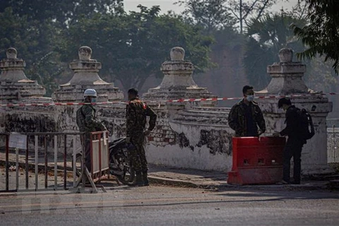 Солдаты охраняют блокпост в Мандалае, Мьянма (Фото: AFP / ВИА)
