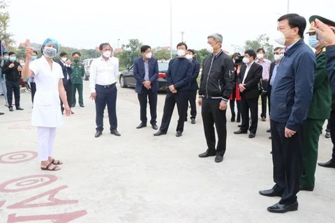Заместитель министра здравоохранения Нгуен Чыонг Шон инспектирует мере по профилактике и борьбе с COVID-19 в уезде Камжанг, провинция Хайзыонг (Фото: ВИА)