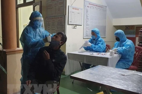 Взятие проб для тестирования на SARS-CoV-2 в городе Уонгби, провинция Куангнинь. (Фото: ВИА) 