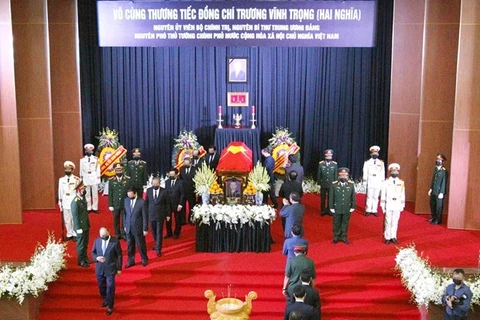 Делегация во главе с членом Политбюро, премьер-министром Нгуен Суан Фуком отдала последнюю дань уважения Чыонг Винь Чонгу и выразила соболезнования его семье. (Фото: ВИА)
