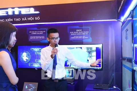 Сотрудники Viettel рассказывают о двух технологиях этого технологического гиганта «Сделай во Вьетнаме» - Cyber Callbot и eKYC (Know Your Customers), решении для идентификации клиентов. (Фото: ВИА)