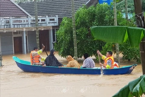 Люди эвакуированы с места затопления в районе Камло города Куангчи в октябре 2020 г. (Фото: ВИА)