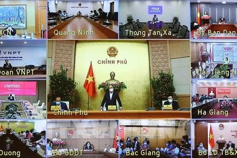 Премьер-министр Нгуен Суан Фук выступает на заседании постоянного правительства с Национальным руководящим комитетом по профилактике и борьбе с COVID-19. (Фото: ВИА) 