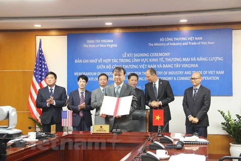 Представители Министерства промышленности и торговли Вьетнама и штата Западная Вирджиния (США) подписали меморандум о взаимопонимании по вопросам экономического, торгового и энергетического сотрудничества. (Фото: Vietnam +)