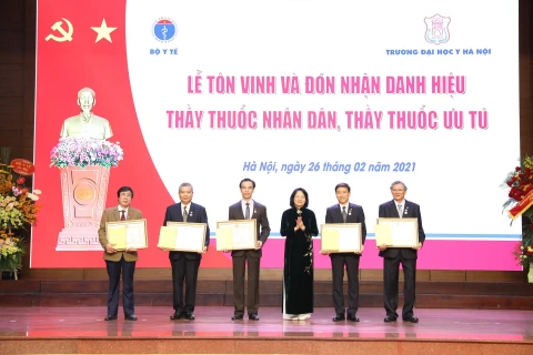 Вице президента Вьетнама Данг Тхи Нгок Тхинь присвоила звание Народного врача 5 работникам Ханойского медицинского университета. (Фото: Минь Кует /ВИА)