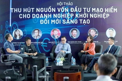 Г-жа Хоанг Тхи Ким Зунг, главный представитель японского инвестиционного фонда Genesia Ventures во Вьетнаме, выступает на конференции с докладом о привлечении источников венчурного капитала для инновационных стартапов. (Источник: hoilhpn.org.vn)