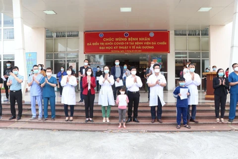 Врачи поздравляют выздоровевших в Хайзыонге 26 февраля. (Фото: ВИА)