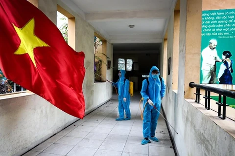 В Ханое проводятся дезинфекционные распыления и санитарные работы в школах, чтобы ученики вернулись в школу. (Фото: ВИА)